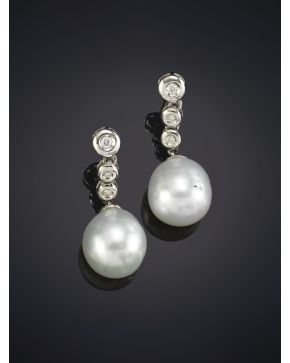 299-CLÁSICOS PENDIENTES DE CHATONES DE BRILLANTES CON UNA PERLA AUSTRALIANA TIPO PERA DE INTENSO ORIENTE. Montura de oro blanco de 18k.