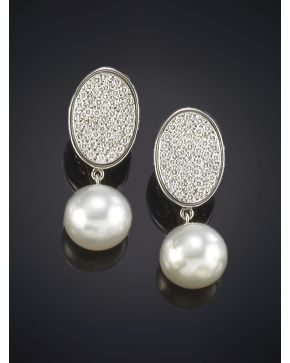 300-PENDIENTES DE BRILLANTES CON UNA PERLA AUSTRALIANA DE 12.50 MM DE DIÁMETRO. de intenso oriente. Sobre una montura de oro blanco de 18k.