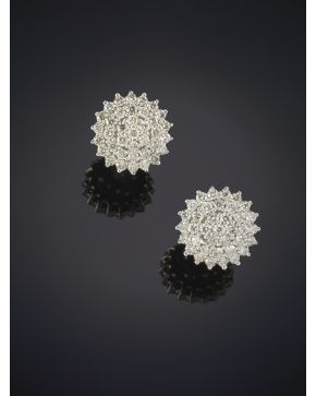 310-PENDIENTES DE BRILLANTES sobre una montura de finas garras en oro blanco de 18k.