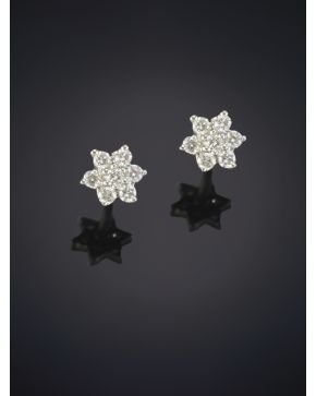 328-BELLOS PENDIENTES CON DISEÑO DE ESTRELLA CON BRILLANTES DE 0.12CT APROX sobre una montura en oro blanco de 18K