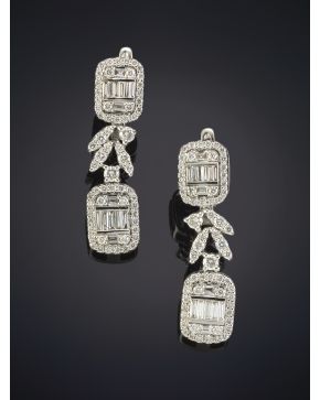 339-BELLOS PENDIENTES DE BRILLANTES Y DIAMANTES TALLA BAGUETTE. siguiendo modelos antiguos. sobre una montura de oro blanco de 18k.