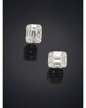 341-BELLOS PENDIENTES CON DIAMANTES TALLA BAGUETTE sobre una montura en oro blanco de 18K