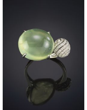 357-ELEGANTE SORTIJA CON CABUJÓN DE CUARZO VERDE Y ESFERA CON PAVÉ DE BRILLANTES sobre una montura de oro blanco de 18K.