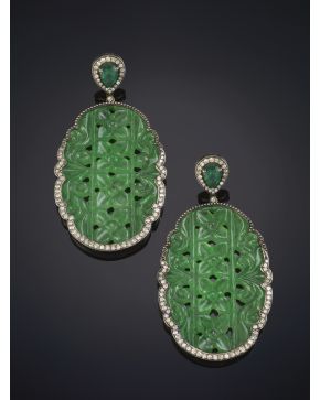 363-PENDIENTES CON PLACAS DE JADE Y ESMERALDAS CON DIAMANTES sobre una montura de plata.