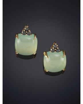 368-PENDIENTES DE ÁGATA VERDE CON DIAMANTES NEGROS sobre una montura de oro rosa de 18k.