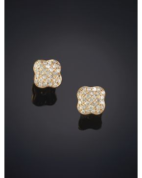 405-BELLOS PENDIENTES DE ORIGINAL DISEÑO EN PAVÉ DE BRILLANTES sobre una montura en oro rosa de 18K.