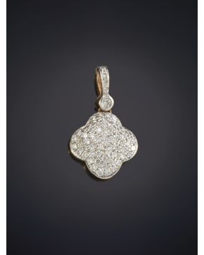 410-COLGANTE DE BRILLANTES con un peso de 0.25ct. aprox. Sobre una montura de oro blanco de 18k.