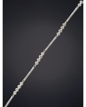 411-FINA PULSERA DE CHATONES DE BRILLANTES sobre una montura de oro blanco de 18k.