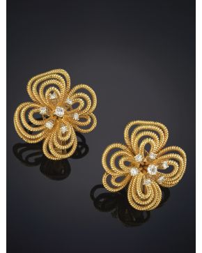 417-BELLOS PENDIENTES ESTILO FLORAL DE ELEGANTE DISEÑO CON BRILLANTES EN EL CENTRO. con montura de oro amarillo de 18K. 