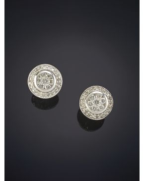 436-PENDIENTES DE BRILLANTES con un peso total de 0.50ct. aprox. Sobre una montura de oro blanco de 18k.