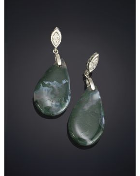 462-ELEGANTES PENDIENTES CON LÁGRIMAS DE ÁGATA VERDE Y BRILLANTES sobre una montura de oro blanco de 18K.