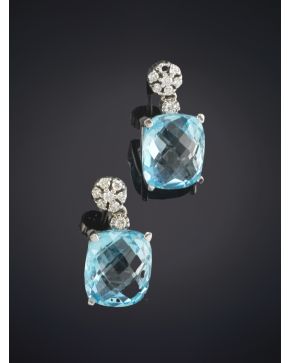 474-PENDIENTES DE TOPACIOS AZULES Y BRILLANTES sobre una montura de oro blanco de 18k.