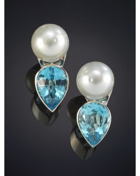 487-MODERNOS PENDIENTES PERILLA DE TOPACIO AZUL Y PERLA AUSTRALIANA. DE INTENSO ORIENTE. Pieza de gran diseño realizada sobre una montura de oro blanco de