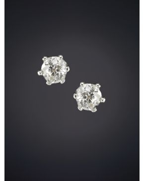 541-EXQUISITOS PENDIENTES DE BRILLANTES sobre una montura de oro blanco de 18K.