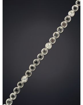 549A-BELLA PULSERA DE CHATONES DE BRILLANTES BLANCOS Y NEGROS DE 7.5CTS  sobre una montura de oro blanco de 18K.