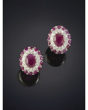 567-BELLOS PENDIENTES ESTILO ROSETÓN CON UN RUBÍ CENTRAL ORLADO POR DOS HILERAS DE BRILLANTES Y RUBÍES sobre una montura de oro blanco de 18K.