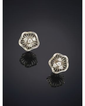 571-BELLOS PENDIENTES CON UN DELICADO DISEÑO FLORAL DE BRILLANTES sobre una montura en oro blanco de 18K.