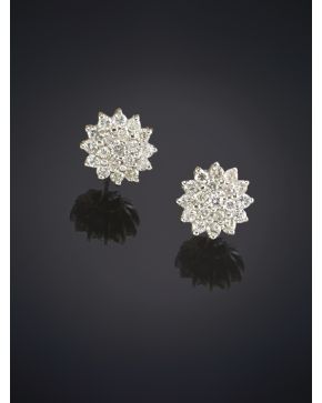 606-ELEGANTES PENDIENTES DE BRILLANTES sobre una montura de oro blanco de 18k.