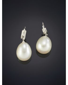 612-ELEGANTES PENDIENTES DE PERLAS CULTIVADAS Y BRILLANTES sobre una montura de oro blanco de 18K.