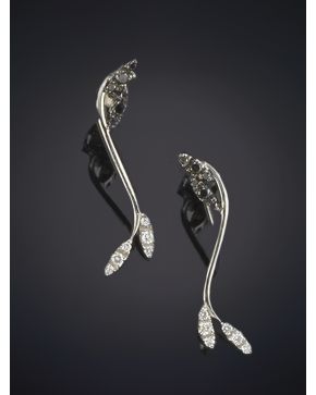 629-PENDIENTES RÍGIDOS ONDULADOS DECORADOS POR HOJAS DE BRILLANTES BLANCOS Y NEGROS. Montura en oro blanco de 19 k.