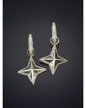 636-PENDIENTES MEDIAS CRIOLLAS DE BRILLANTES DE LAS QUE PENDE UNA ESTRELLA ORLADA DE BRILLANTES.ORIGINAL DISEÑO. Montura en oro blanco  de 19k.