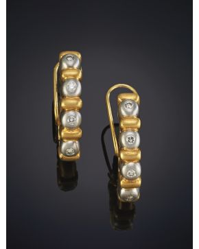 652-PENDIENTES MEDIAS CRIOLLAS DE BRILLANTES INTERCALADOS.Montura en oro blanco y amarillo mateado de 19k.