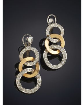 659-PENDIENTES DE TRES ARGOLLAS ENTRELAZADAS DECORADAS CON BRILLANTES Y UNA  DE ELLAS EN ORO AMARILLO LISO. Montura en oro blanco y amarillo de 19 k.