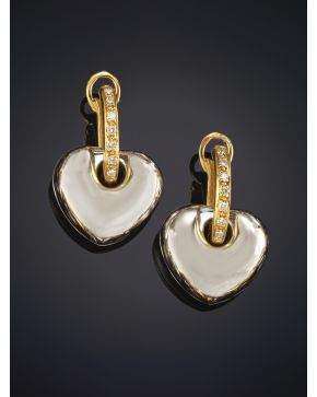 663-PENDIENTES EN FORMA DE CORAZÓN EN ORO BLANCO MATEADO QUE PENDEN DE LINEA DE BRILLANTES SOBRE MONTURA DE ORO AMARILLO DE 19K.