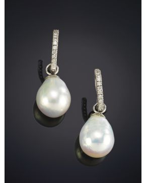 690-ELEGANTES PENDIENTES DE PERLAS AUSTRALIANAS QUE PENDEN DE UN ARO DE BRILLANTES sobre una montura de oro blanco de 18K.