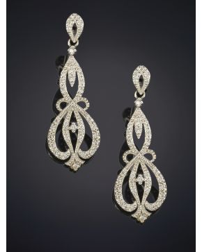 693-PENDIENTES ESTILO ANTIGUO DE BRILLANTES sobre una montura de oro blanco de 18k.