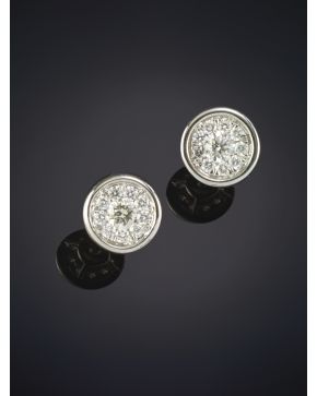 699-EXQUISITOS PENDIENTES CON UN DIAMANTE CENTRAL ORLADO POR BRILLANTES sobre una montura en oro blanco de 18K.