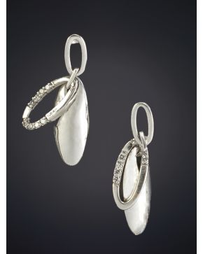 709-ELEGANTES PENDIENTES DE MODERNO DISEÑO CON BRILLANTES sobre una montura de oro blanco de 18K.