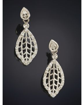 710-ELEGANTES PENDIENTES EN FORMA DE HOJA CON BRILLANTES sobre una montura de oro blanco de 18K.