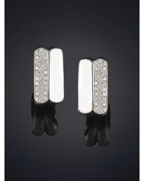 717-PENDIENTES DE GRUESAS LÍNEAS EN ORO BLANCO Y UNA DE PAVÉ DE BRILLANTES. Montura en oro blanco de 19 k.