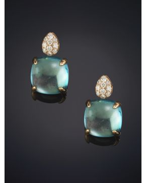 721-PENDIENTES CON CABUJONES DE TOPACIO AZUL Y BRILLANTES sobre una montura de oro rosa de 18k. Peso total de los brillantes: 0.45ct. aprox.