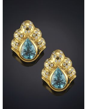 727-ELEGANTES PENDIENTES CON GRAN LÁGRIMA DE TOPACIO AZUL Y BRILLANTES. CALIDAD EXTRA. sobre una importante montura de oro amarillo de 18k.