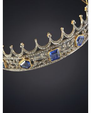 731-BELLA DIADEMA DE DIAMANTES SIGUIENDO MODELOS ANTIGUOS CON ZAFIROS SINTÉTICOS PROPIOS DE LA ÉPOCA sobre una montura de metal dorado.