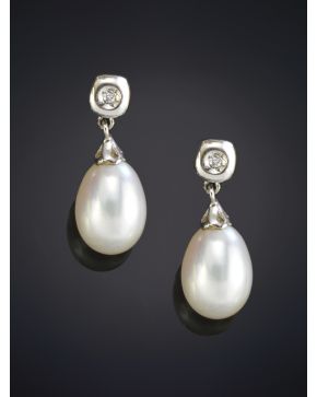 737-BELLOS PENDIENTES DE PERLAS EN FORMA DE PERA CULTIVADAS Y BRILLANTES sobre una montura de oro blanco de 18K.