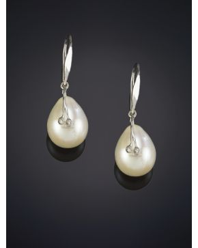 744-ELEGANTES PENDIENTES DE PERLAS CULTIVADAS Y BRILLANTES sobre una montura de oro blanco de 18K.