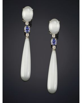 746-MODERNOS PENDIENTES DE CUARZO GRIS Y ZAFIROS INTERCALADOS POR PEQUEÑOS DIAMANTES. Montura en oro blano de 18k. Peso total de los brillantes: 0.32 cts.