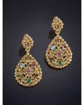 754-ELEGANTES PENDIENTES DE DIAMANTES Y PIEDRAS SEMIPRECIOSAS. sobre una montura de oro amarillo de 18k.