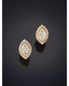 755-ELEGANTES PENDIENTES EN FORMA DE LÁGRIMAS DE DIAMANTES ORLADAS POR BRILLANTES sobre una montura en oro rosa de 18K.