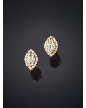 766-ELEGANTES PENDIENTES DISEÑO MARQUISE DE BRILLANTES DE 0.32CT APROX sobre una montura de oro rosa de 18K.