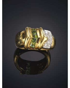 808-SORTIJA CON BRILLANTES Y PERIDOTOS sobre una montura de oro amarillo de 18k.