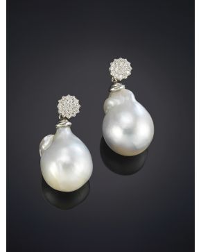 827-PENDIENTES CON GRANDES PERLAS BARROCAS DE BELLO ORIENTE Y ROSETÓN DE BRILLANTES. Sobr euna montura de garras en oro blanco de 18k.