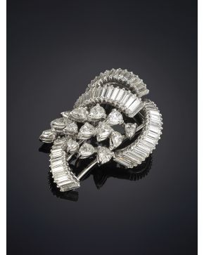 835-ELEGANTE BROCHE DE DIAMANTES TALLA BAGUETTE Y PERA CON UNA SUMA TOTAL DE 6CT. APROX. de gran calidad. Sobre una montura de garras en oro blanco de 18k