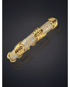 840-BELLA PULSERA CUAJADA DE BRILLANTES. CALIDAD EXTRA SOBRE UNA IMPORTANTE MONTURQA EN ORO AMARILLO CON DETALLES GALLONADOS EN ORO AMARILLO DE 18K.