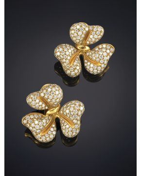 841-ELEGANTES PENDIENTES FLOR DE BRILLANTES. CALIDAD EXTRA CON UNA SUMA TOTAL DE 8CT. APROX. Importante montura de oro blanco de 18k.