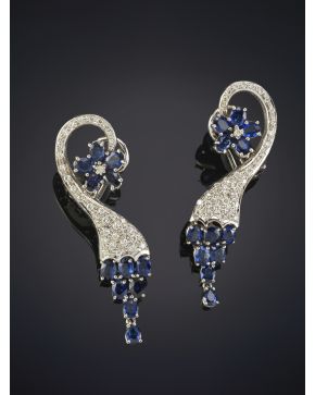 858-BELLOS PENDIENTES DE BRILLANTES Y ZAFIROS. DE GRAN CALIDAD. de originales formas. sobre una montura de oro blanco de 18k. Peso total de los zafiros: 4