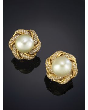 865-FAVORECEDORES PENDIENTES DE BRILLANTES CON GRAN PERLA AUSTRALIANA BARROCA DE INTENSO ORIENTE. Pieza con importante montura de oro amarillo de 18k.